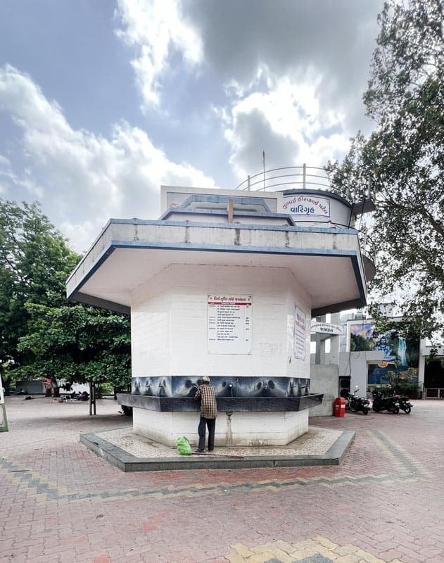 White octagonal drinking water facility (pyau) at Galteshwar Mahadev Temple