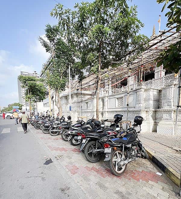 Bikes parked on the roadside outside Khatu Shyam Mandir Surat location