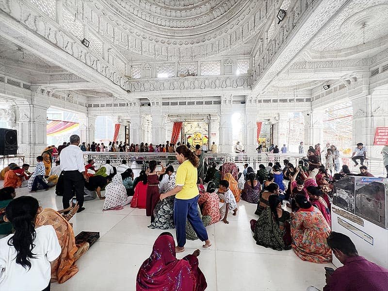 Devotees seated in Shyam Baba darbar hall at Shree Shyam Mandir Surat Dham
