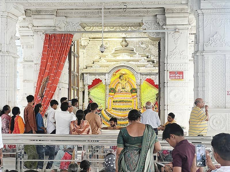 Close-up darshan of Shyam Baba idol decorated with flowers at Khatu Shyam Mandir Surat